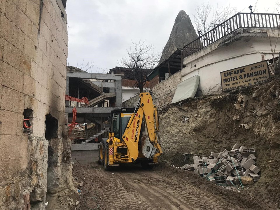 Peribacaları yanındaki otel inşaatının yıkımına başlandı Peribacaları yanındaki otel inşaatının yıkımına başlandı