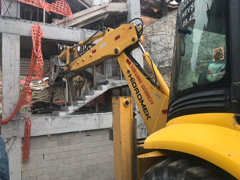 Peribacaları yanındaki otel inşaatının yıkımına başlandı Peribacaları yanındaki otel inşaatının yıkımına başlandı