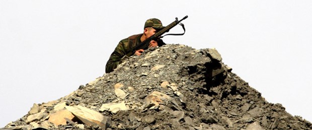 ‘PKK’lılar askeri birliğin karşısında kamp yaptı’