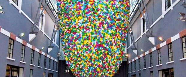 Plastik poşetten arı kovanı