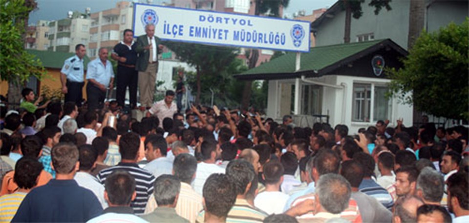 Emniyet Müdürü Ragıp Kılıç, Emniyet Müdürlüğü binasının çevresindeki istinat duvarına çıkarak, vatandaşlardan sakin olmalarını istedi.
