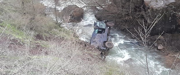polis-ozel-harekat-araci-dereye-yuvarlandi-6-polis-yarali_3592_dhaphoto2.jpg