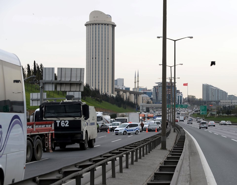 Kaza nedeniyle TEM'de trafik bir süre durdu.