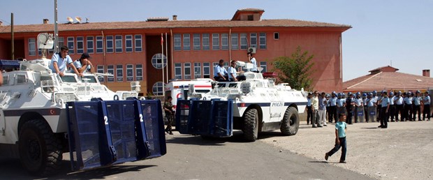 Polise taşlı saldırı: 6 yaralı