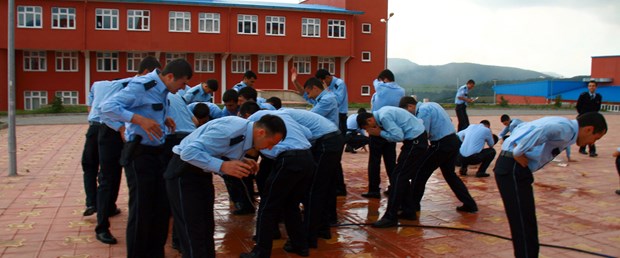 Polisler birbirine biber gazı sıktı