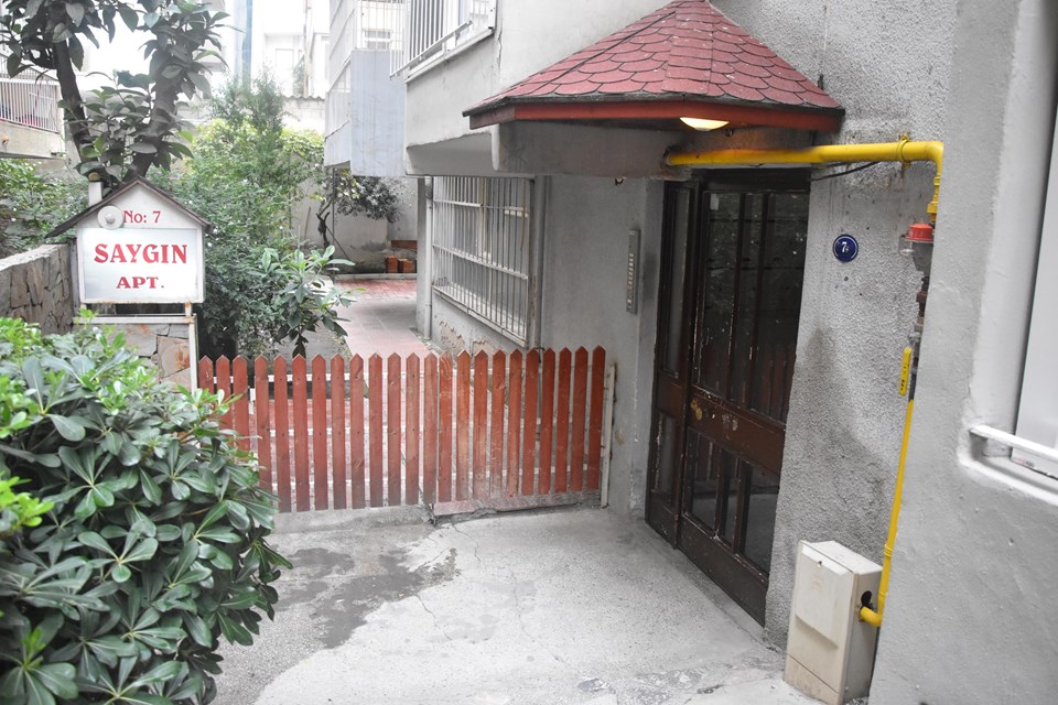 Apartmanın girişindeki güvenlik önlemleri sona erdi.