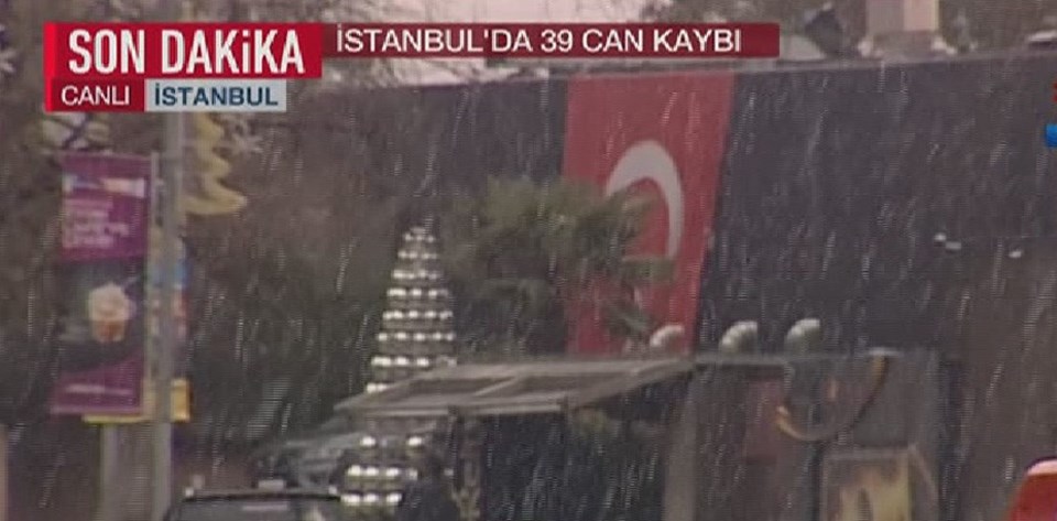 Saldırı sonrası gece kulübünün duvarına Türk bayrağı asıldı.