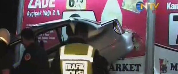 Reklam panosuna asılı kaldı
