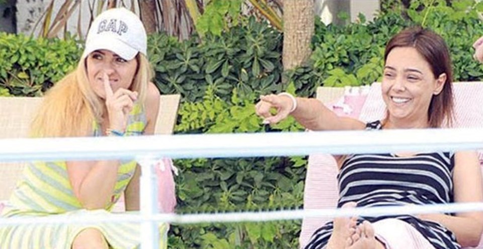Ayşegül Akgün, şarkıcı Ebru Gündeş ile 3 yıl önce birlikte tatil yapmıştı...