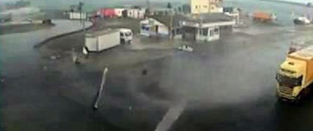 Rize'de hortum çatıları uçurdu
