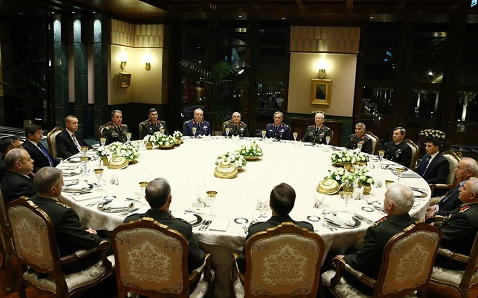 Cumhurbaşkanı Erdoğan, YAŞ üyelerine Cumhurbaşkanlığı Sarayı'nda akşam yemeği verdi.