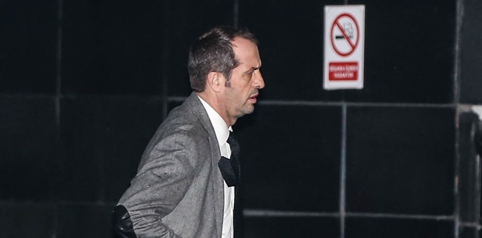 Milliyetçi Hareket Partisi (MHP) Kocaeli Milletvekili Saffet Sancaklı'nın (sağda) eşi Hülya Sancaklı'nın intihar girişiminde bulunduğu iddia edildi. Sancaklı, eşinin kaldırıldığı hastaneye geldi.
