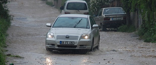Sağanak yağış yol kapattı