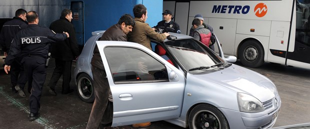 Sahte parayı polis arabasına sakladı