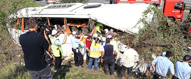 Sakarya’da yolcu otobüsü devrildi