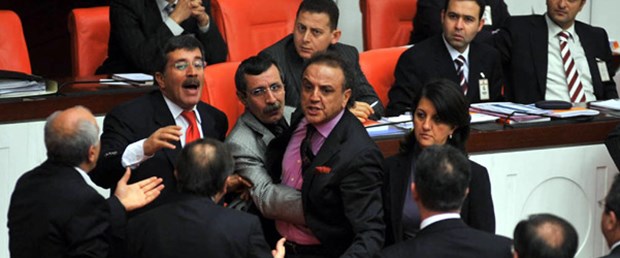 Sakık CHP'li Aslanoğlu'na yumruk attı