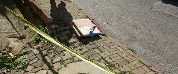 Sancaktepe’de bir kadın, kaldırımda silahla vurulmuş halde bulundu. Ağır yaralı kadın hastaneye kaldırılırken polis olayla ilgili inceleme başlattı. ile ilgili görsel sonucu