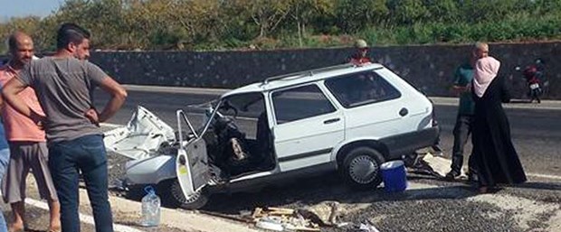 bozovada-kamyonetle-otomobil-carpti-2-olu-3-yarali_4419_dhaphoto7.jpg
