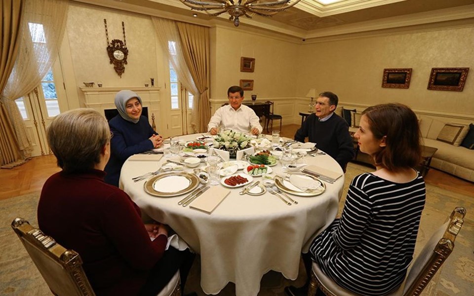 Çankaya Köşkü'ndeki kahvaltıya Davutoğlu'nun eşi Sare Davutoğlu ile Aziz Sancar'ın eşi Esta Gwendolyn Sancar ve kızı Rose Lorraine Peifer de katıldı.