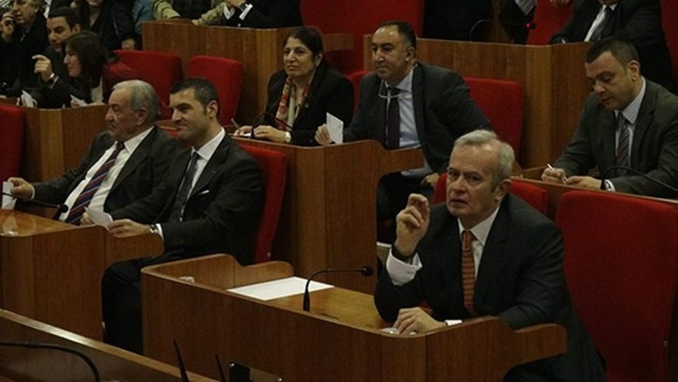 İstanbul Şişli Belediye Meclisi’nin Ocak ayı oturumunda Şişli Belediye Başkanı Hayri İnönü ile eski başkan Mustafa Sarıgül’ün oğlu Emir Sarıgül yan yana oturmuş ancak göz göze gelmemişti.