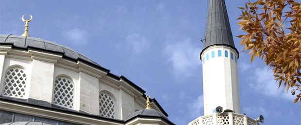 Savaş uçağının minareye teması mercek altında