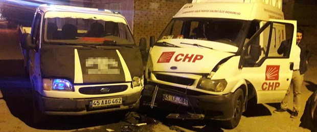 salihlide-chp-secim-minibusu-ile-kamyonet-carpisti-7-yarali.jpg