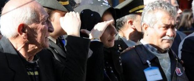 Şehit astsubayı eşi asker selamıyla uğurladı