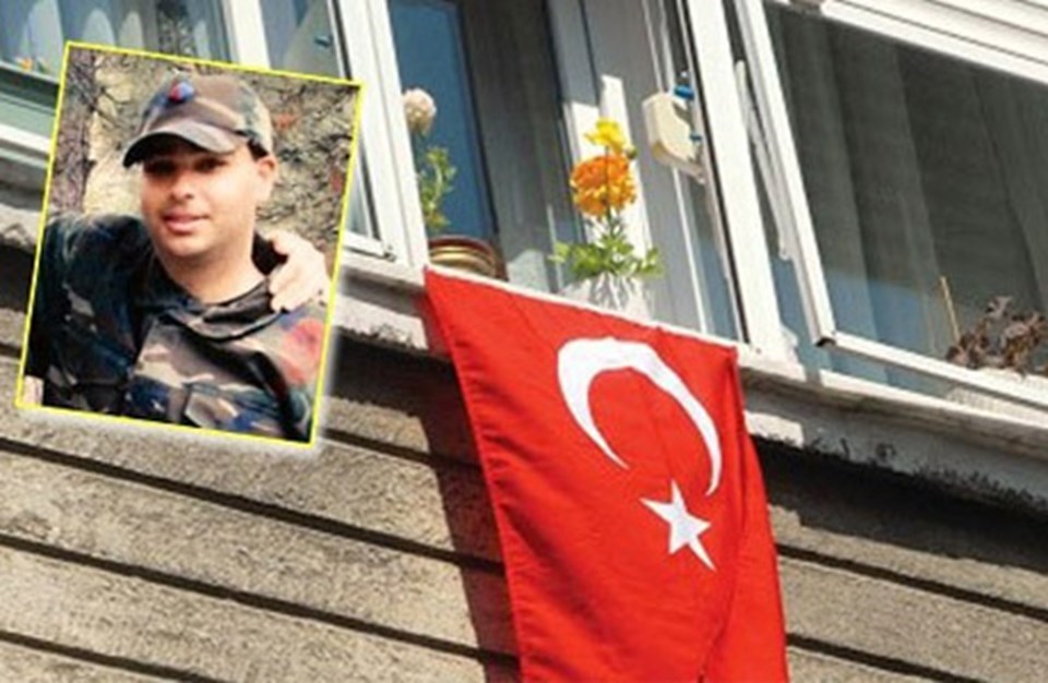 Şehit erin İstanbul'daki evine Türk bayrağı asıldı.