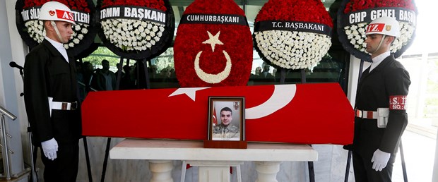 sele kapılarak şehit olan askere veda.jpg