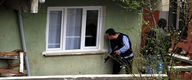 Sevgilisini evde rehin aldı