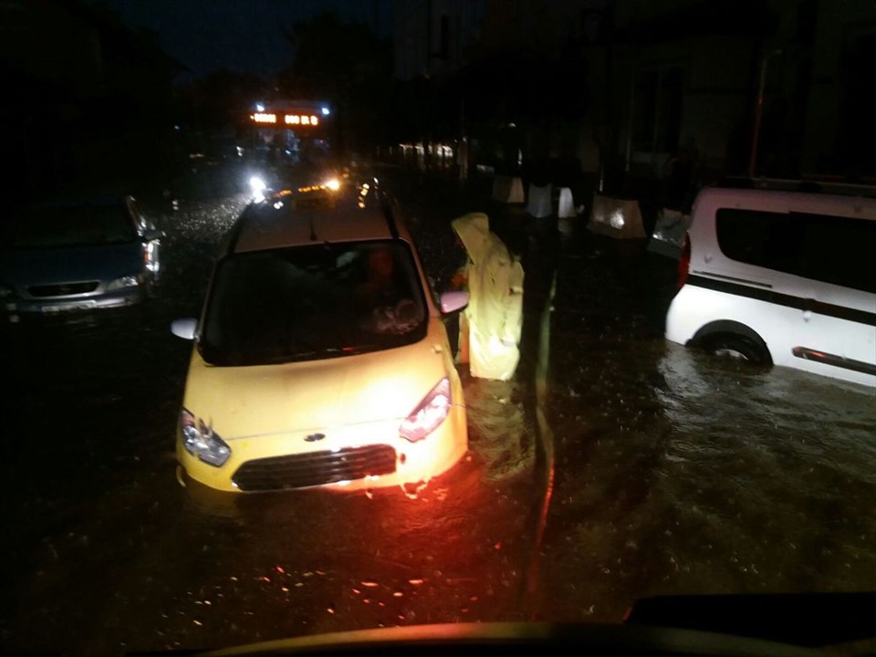 BALIKESİR'DE ŞİDDETLİ YAĞIŞ AFETE DÖNÜŞTÜ