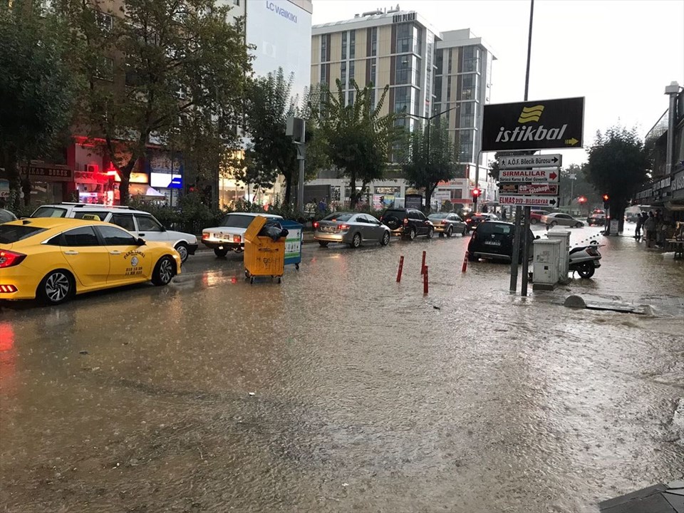 BİLECİK'TE EV VE İŞ YERLERİNİ SU BASTI