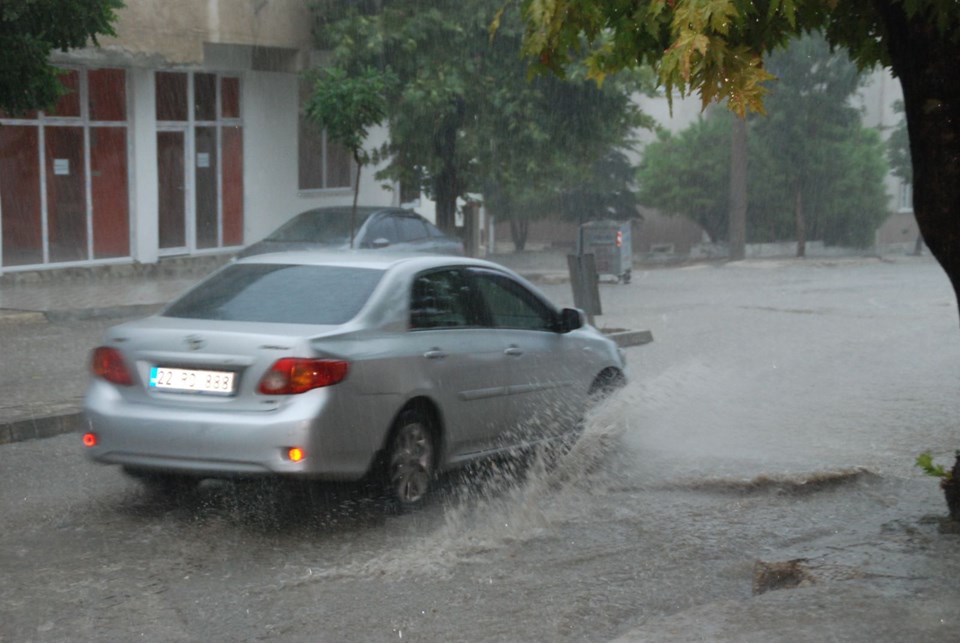 EDİRNE'DE SAĞANAK HAYATI FELÇ ETTİ