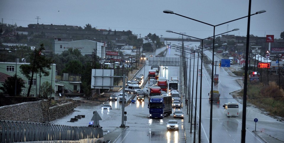 ŞİDDETLİ YAĞIŞ YOLU KAPATTI