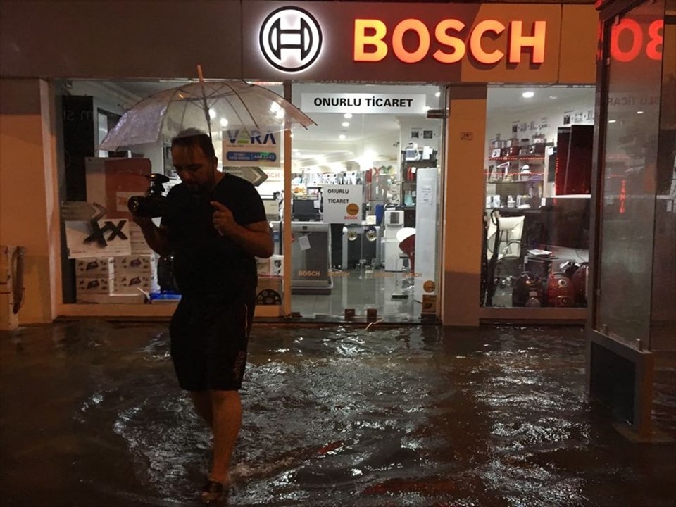 YALOVA'DA ŞİDDETLİ SAĞANAK SU BASKINLARA YOL AÇTI