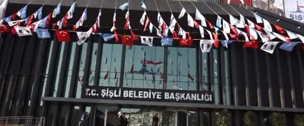 sisli-belediye-binasinda-temizlik-yapan-isci-2.-kattan-dustu.jpg