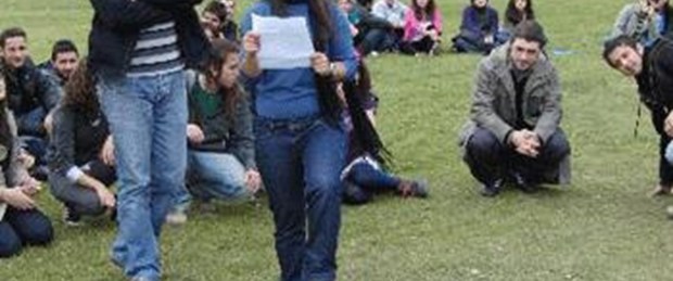 Skeçte YÖK Başkanı’nı döverek öldürdüler