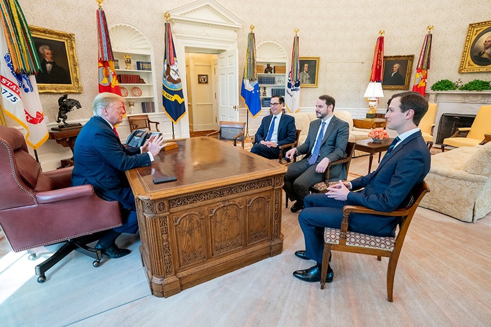 Hazine ve Maliye Bakanı Berat Albayrak (sağ 2) , Washington’da, ABD Hazine Bakanı Steven Mnuchin (sağ 3) ve ABD Başkanının kıdemli danışmanı Jared Kushner (sağda) ile ekonomik işbirliğinin görüşüldüğü toplantılar sırasında ABD Başkanı Donald Trump tarafından da kabul edildi.