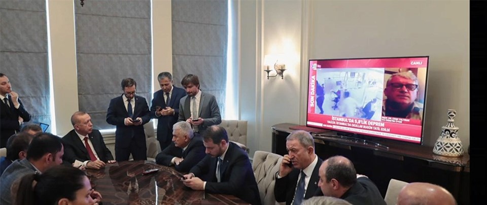 Cumhurbaşkanı Erdoğan, havalimanında depremle ilgili bilgi aldı.