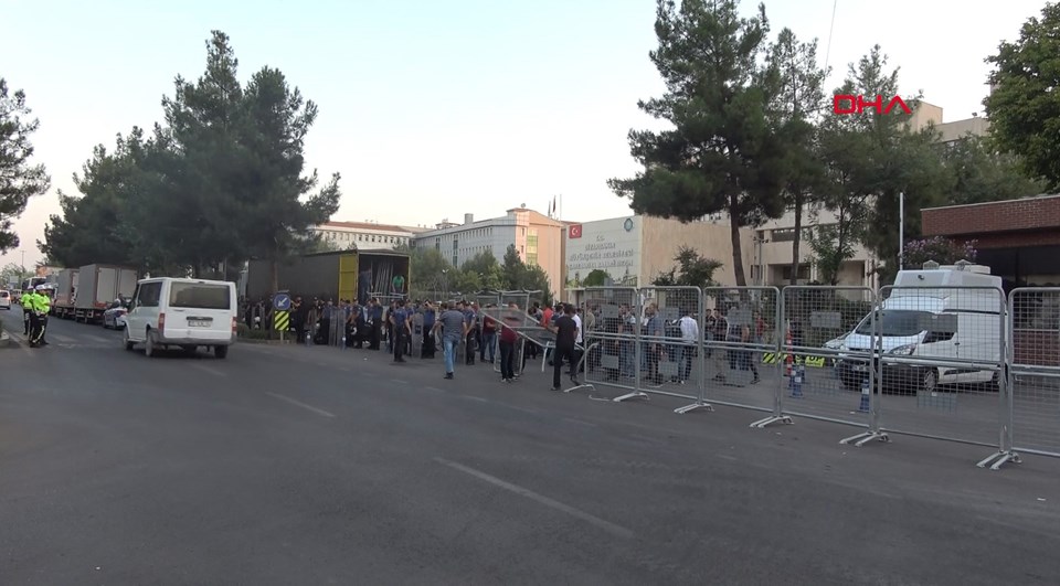 Polis, Diyarbakır Büyükşehir Belediye binasını güvenlik bariyerleriyle çevirdi
