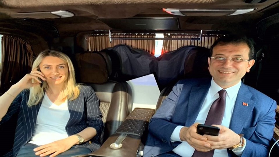 Ekrem İmamoğlu, mazbatasını almaya eşi Dilek İmamoğlu ile birlikte geldi.