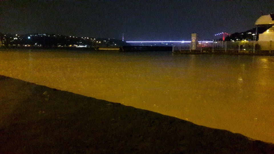 İstanbul’da şiddetli yağış, Boğaz’ın rengini adeta çamura büründürdü.