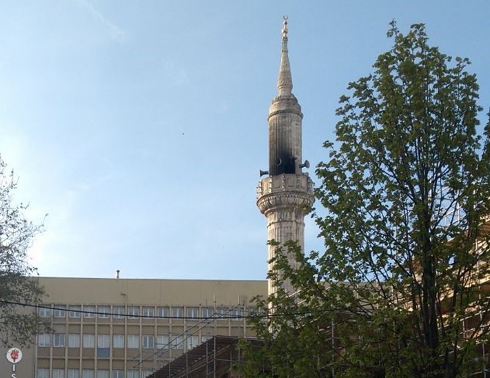 Söndürülen yangının ardından Teşvikiye Camii'nin minaresi.