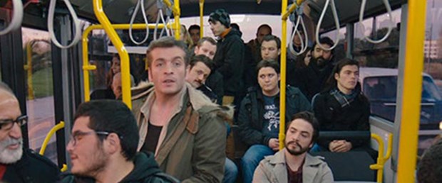 Söz verdi, zil takıp oynadı!