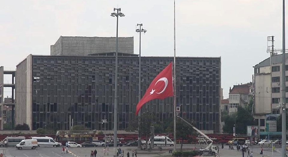 Süleyman Demirel için 3 günlük yas ilan edilmesi üzerine Taksim'deki dev Türk bayrağı yarıya indirildi.