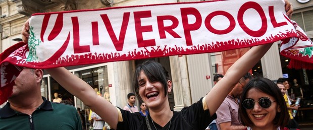 fotograflar-liverpool-ve-chelsea-taraftalari-taksimde_2550_dhaphoto16.jpg