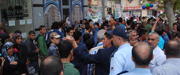 Suriyeliler kaymakamlığa yürümek istedi