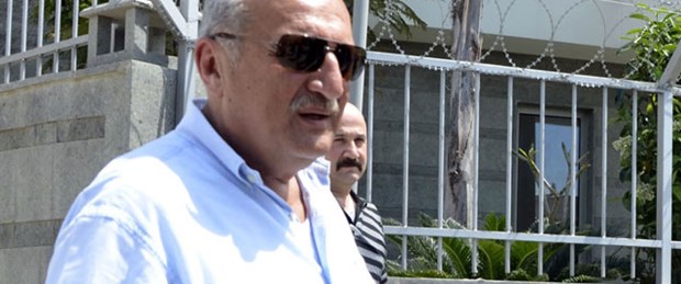 Tahliye olan Mehmet Ağar ilk imzasını attı