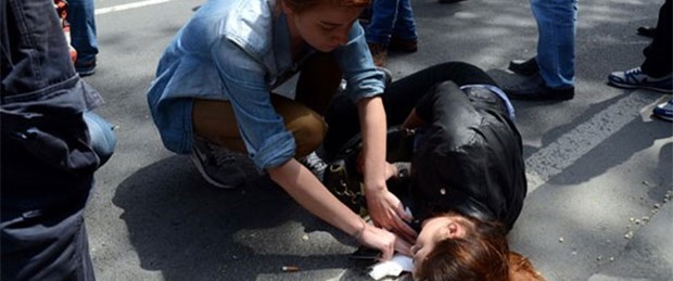Taksim’de genç kıza otomobil çarptı