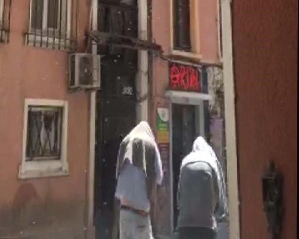 Sokaktakiler arılardan korunmak için giysilerini başlarına geçirdi.